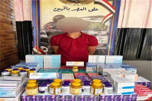 المتهم وبحوزته المضبوطات
