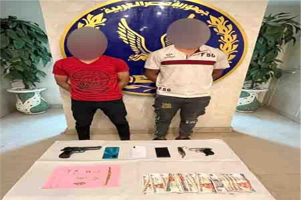 المتهمين وبحوزتهما المضبوطات