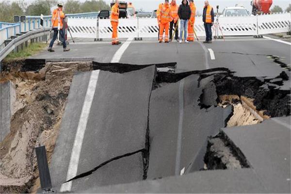  إنقاذ شخص إثر انهيار أرضي على شاطئ البحر