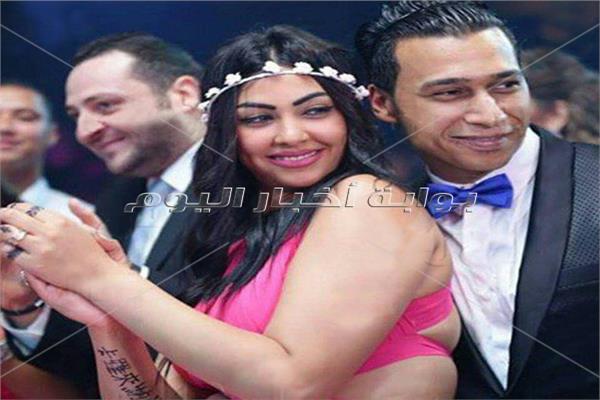 أورتيجا وزوجته "كارولين قنديل"