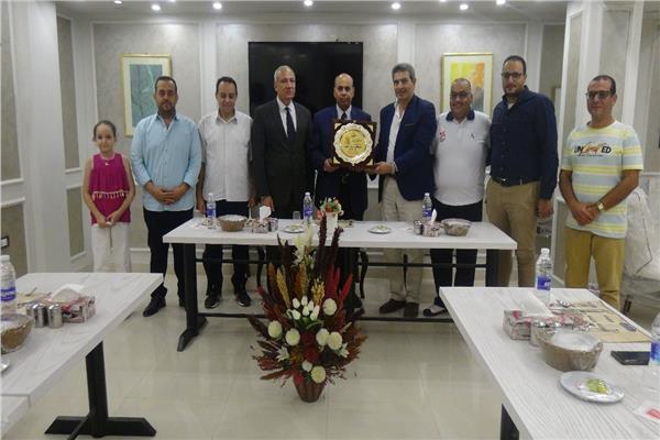 أعضاء هيئة التدريس يكرم رئيس جامعة المنيا