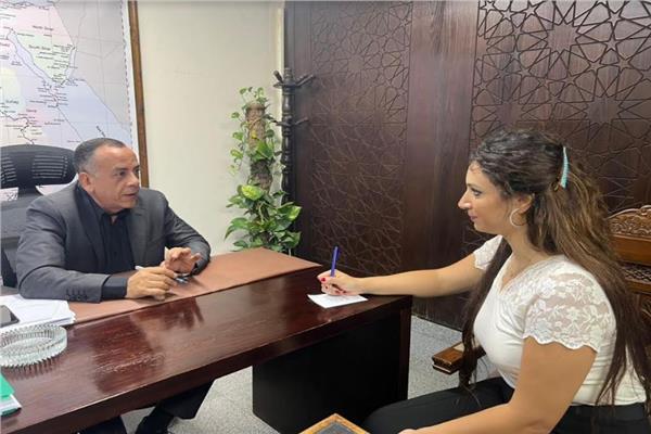  د.مصطفى وزيري الأمين العام لمجلس الأعلى للآثار مع  محررة بوابة أخبار اليوم 