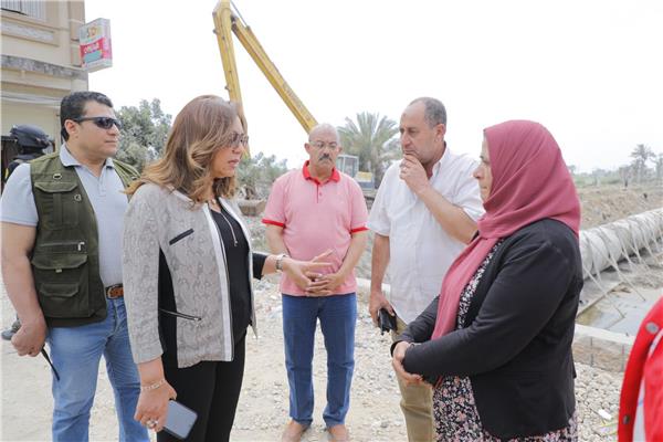محافظ دمياط تتابع ميدانياً أعمال تغطية ترعة عزبة البرج وتطوير شارع السفير الريدى