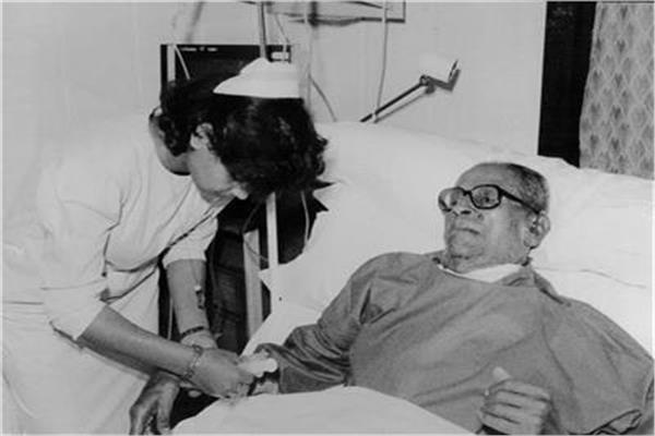 نجيب محفوظ بعد محاولة اغتياله