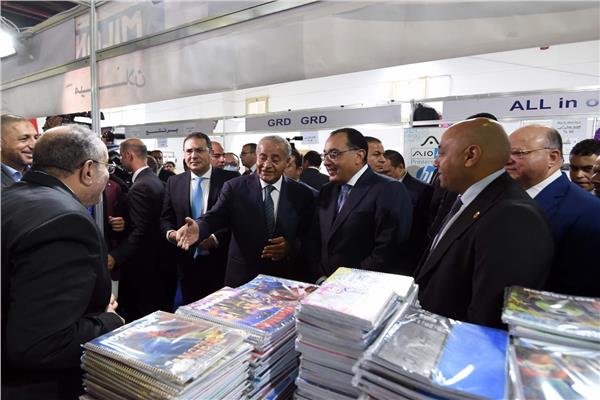 رئيس الوزراء خلال افتتاح معرض أهلا مدارس