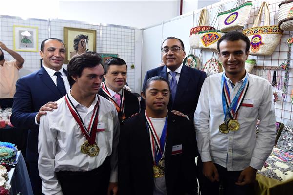 رئيس الوزراء يلتقط صور تذكارية مع أبناء ذوي الهم بمعرض أهلا مدارس 