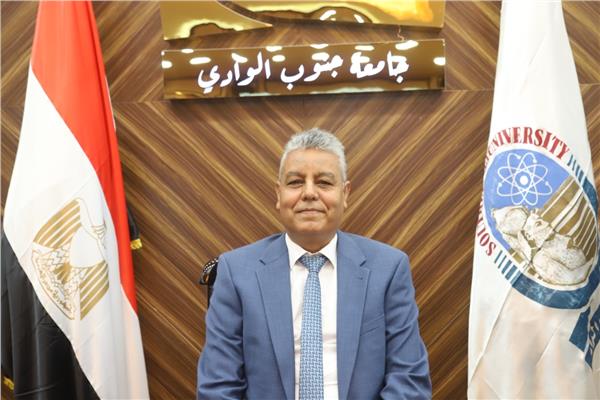 الدكتور يوسف غرباوي رئيس الجامعة