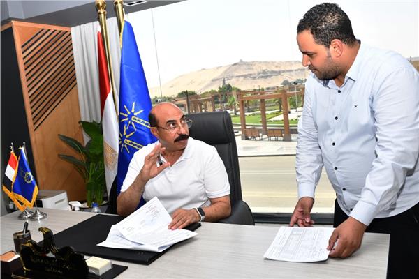 محافظ أسوان اثناء اعتماد الدفعة الأولى لتمليك منازل أهالى 