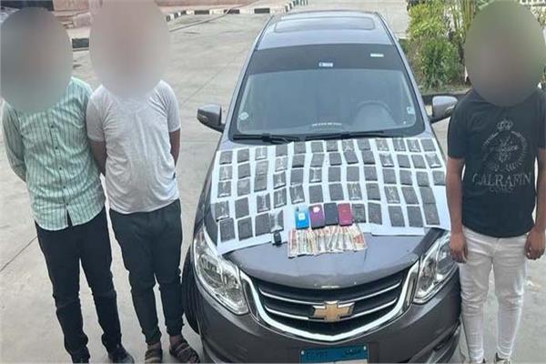 المتهمين بحوزتهم المضبوطات 