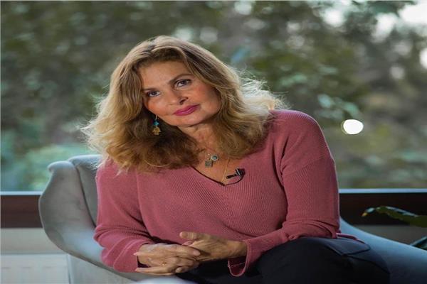 الفنانة يسرا