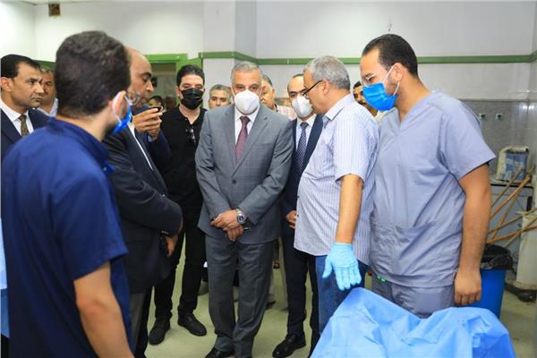 محافظ سوهاج يتفقد حالة مصابي حادث طريق سوهاج/ البحر الأحمر
