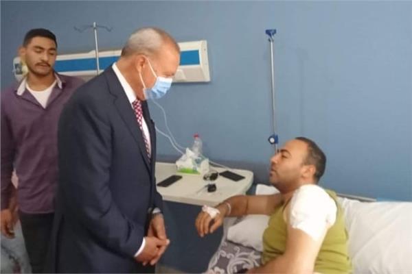 المحافظ يطمئن على الرائد محمد أبو سريع