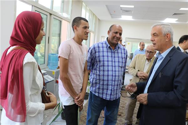 رئيس جامعة المنوفية يتابع استقبال الطلاب المقبولين بالجامعة الأهلية