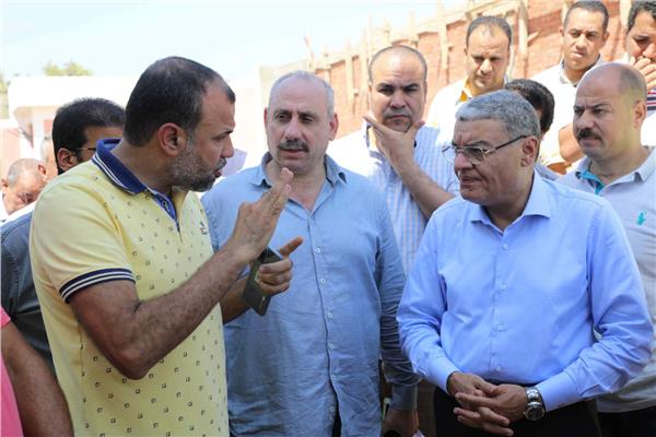محافظ المنيا يتفقد مشروعات الصرف الصحي بقرى بني مزار