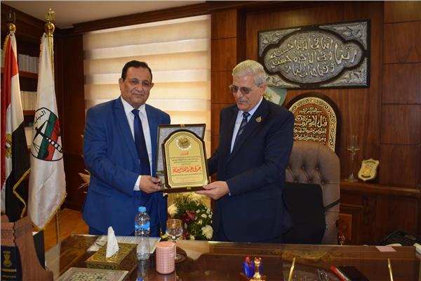 رئيس نادي مستشاري النيابة الإدارية خلال تقديم درع النادي لرئيس الهيئة