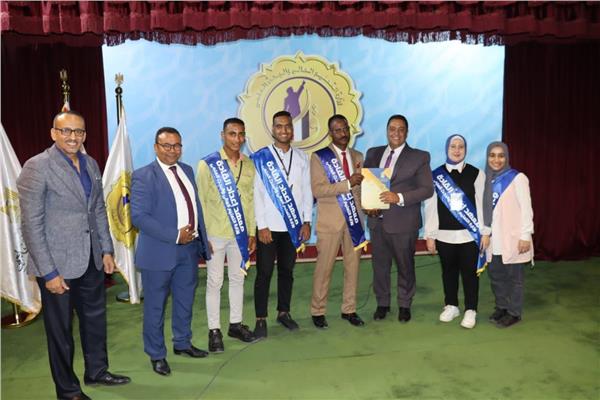 طلاب جامعة الأقصر يشاركون في دورات إعداد القادة بحلوان 