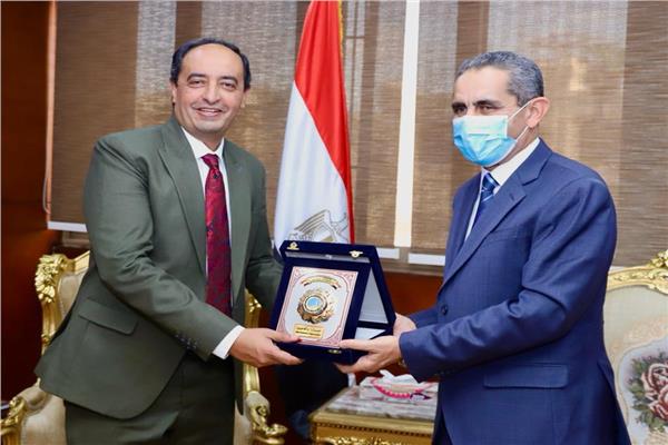 الدكتور عمرو عثمان مع الدكتور طارق رحمي محافظ الغربية