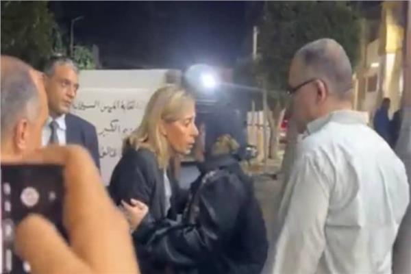 وزيرة الثقافة أول الحاضرين في عزاء المخرج الراحل علي عبد الخالق