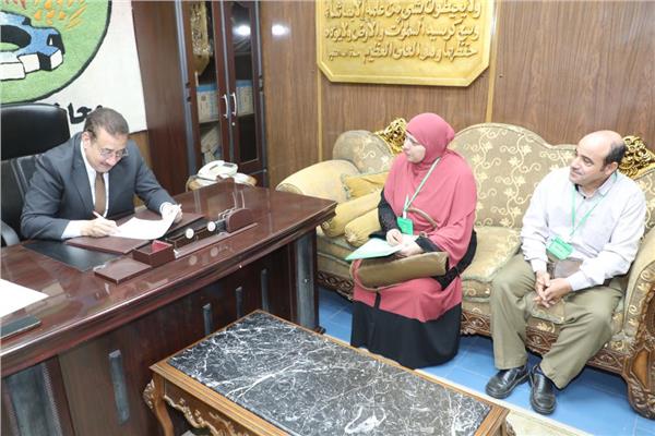 اللواء إبراهيم أحمد أبو ليمون محافظ المنوفية خلال لقائه بعدد من المواطنين