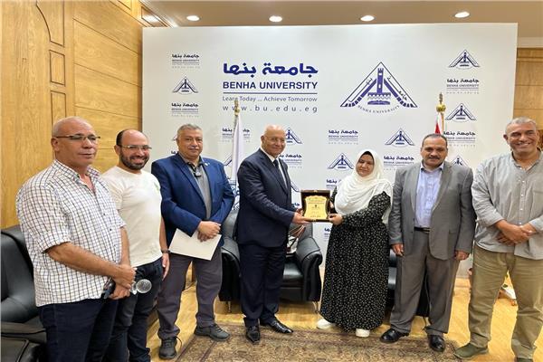 رئيس جامعة بنها يكرم الطلاب الفائزين في مسابقة كأس المعرفة