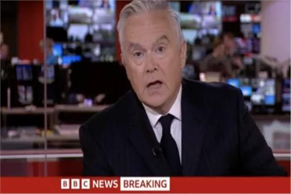 مقدم البرامج في البي بي سي هوو إدواردز أثناء إذاعة بيان قصر باكنجهام
