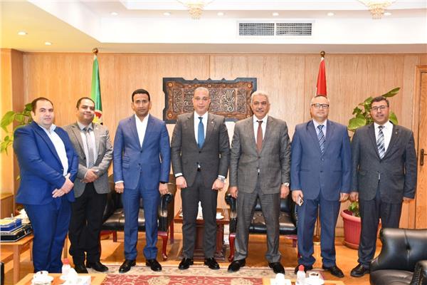 محافظ الفيوم خلال استقباله نائب رئيس جامعة الأزهر 