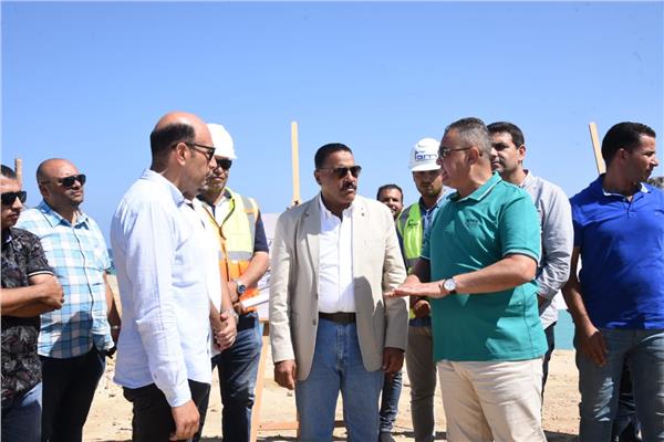 محافظ مطروح يتفقد أعمال إنشاءات محطة تحلية الرميلة ٤