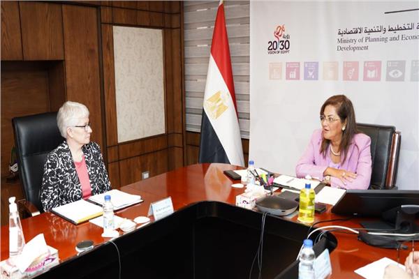 وزيرة التخطيط خلال لقاءها بممثلي منظمة التعاون الاقتصادي والتنمية