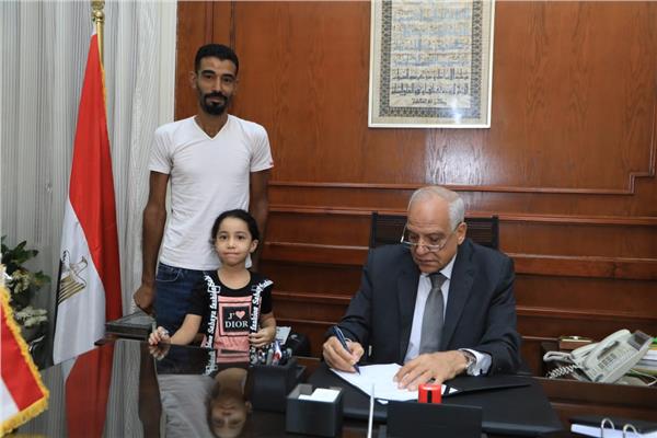 محافظ الجيزة.. يسلم محل  لصاحب عربه الفول بالدقى ليكون مصدر دخل ثابت