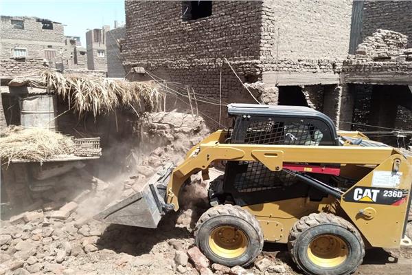 تنفيذ 3 حالات إزالة لمنشآت آيلة للسقوط في قنا 