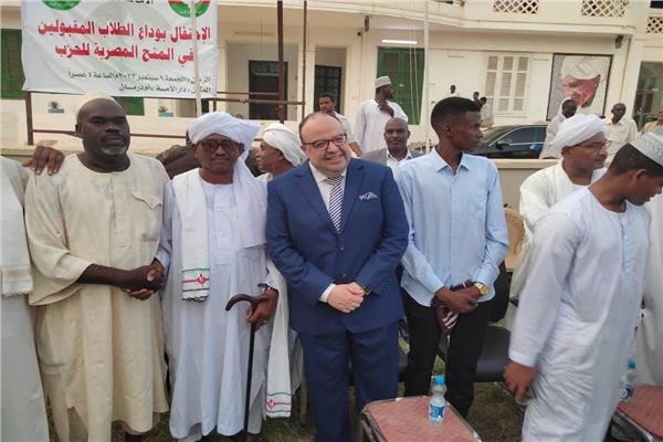 السفير حسام عيسى مع الطلبة السودانيين