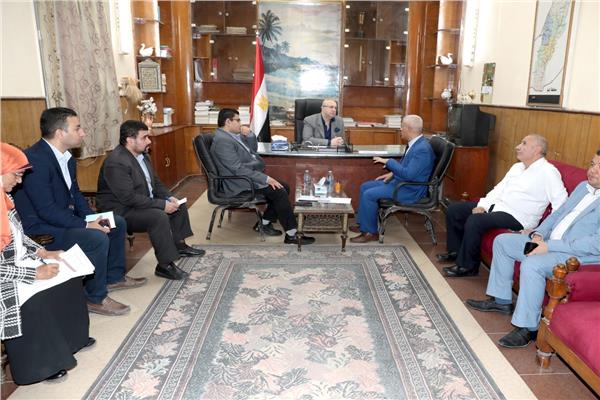 محافظ بني سويف خلال الاجتماع