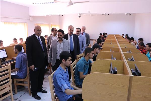 الدكتور محمد الشربيني خلال تفقده لجان اختبارات القدرات بكلية اللغات والترجمة