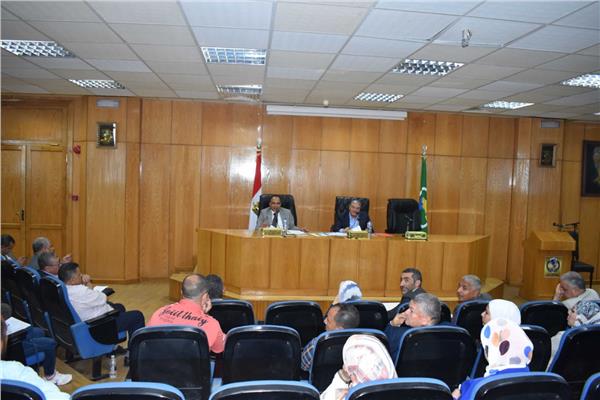 محافظ المنيا يعقد اجتماعاً موسعاً لمناقشة أصحاب المشروعات المتقدمة