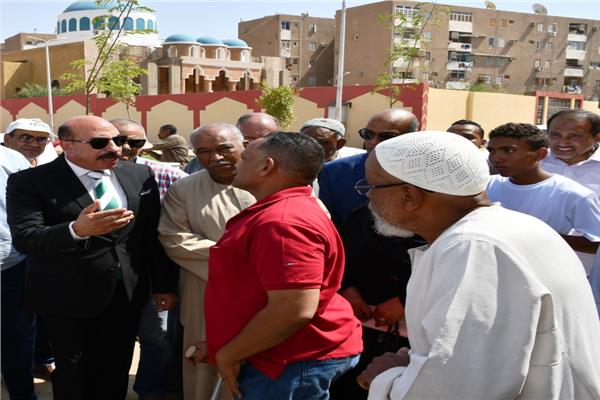 محافظ أسوان يتدخل للصلح بين أسرتين