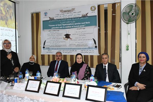  رئيس جامعة قناة السويس  يتوسط لجنة الحكم والمناقشة على الرسالة