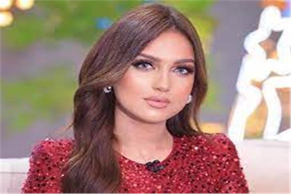الاعلامية ياسمين عز 