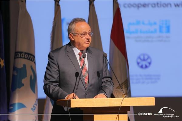  الدكتور أحمد زايد