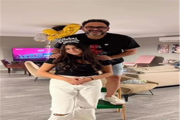  أكرم حسنى وابنته 