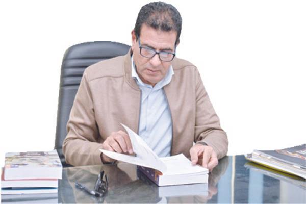 عزت القمحاوي 