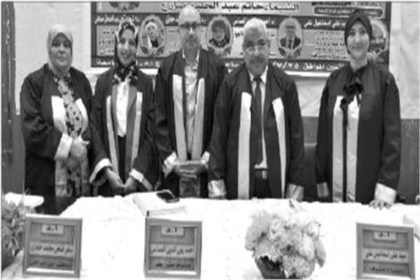 الباحثة مع لجنة المناقشة