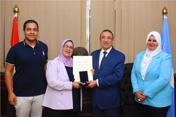 محافظ الإسكندرية يسلم الأم المثالية وسام الكمال