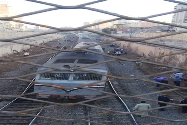 خروج عربتى قطار ركاب عن القضبان