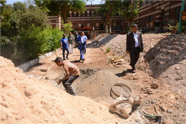 جامعة أسيوط تبدأ تنفيذ تجديد وتجميل حرم كلية الآداب استعداداً للعام 