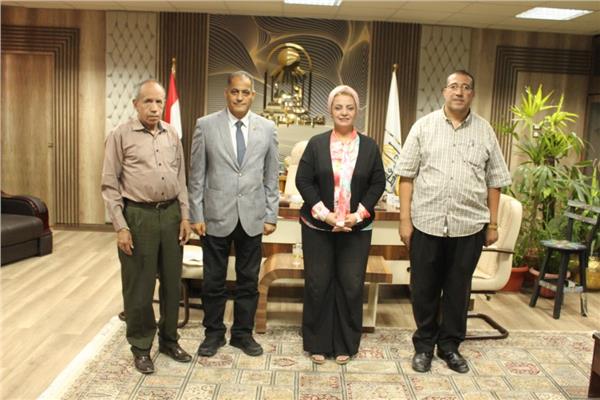 القائم بأعمال رئيس جامعة أسيوط خلال لقائه بوكيل وزارة التربية والتعليم