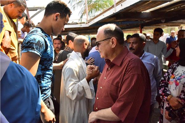 اللواء عصام سعد محافظ أسيوط يتفقد موقع حادث تعطل المعدية