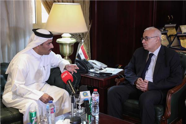 الكاتب الصحفي علي حسن ووزير شؤون الإعلام بمملكة البحرين