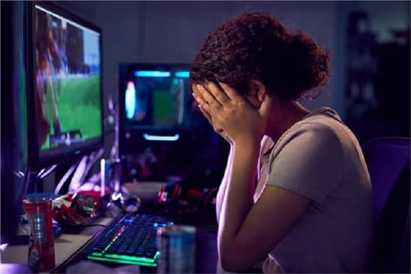 فتيات يتعرضن للتهديد والابتزاز