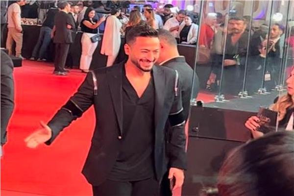 وصول "حمادة هلال" حفل افتتاح مهرجان القاهرة للدراما