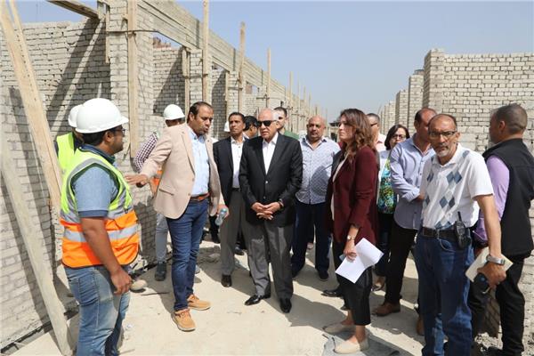 محافظ الجيزة خلال الجولة